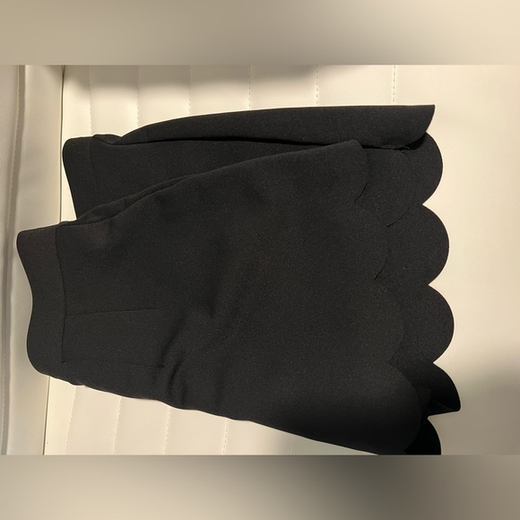 Express sz L scalloped shorts - Picture 3 of 4